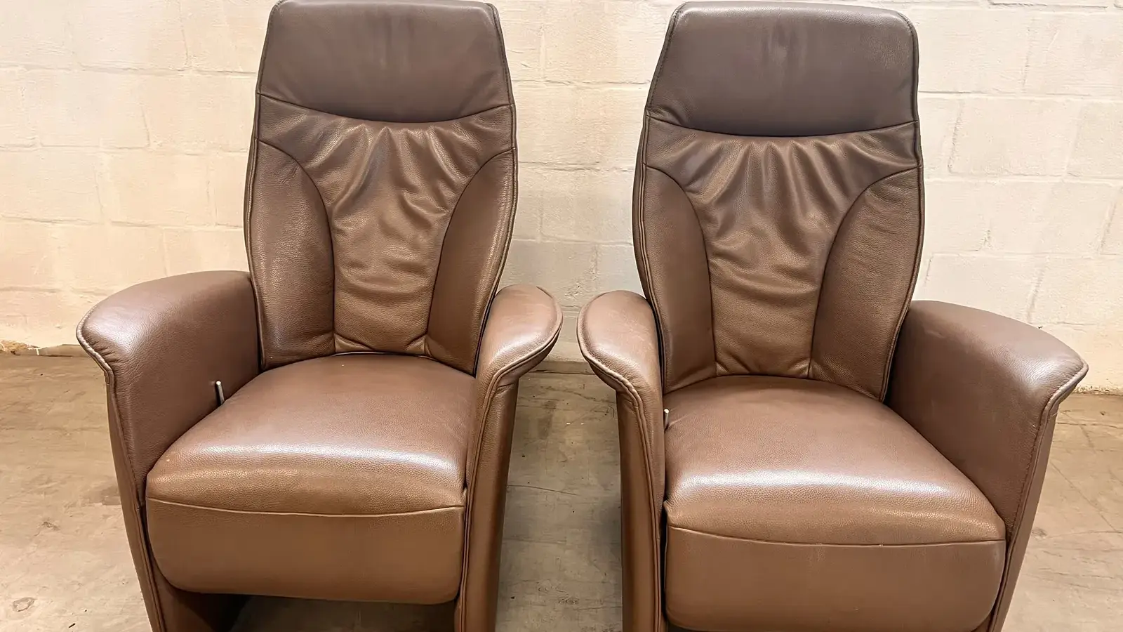 Twee bruine leren fauteuils, voorkant