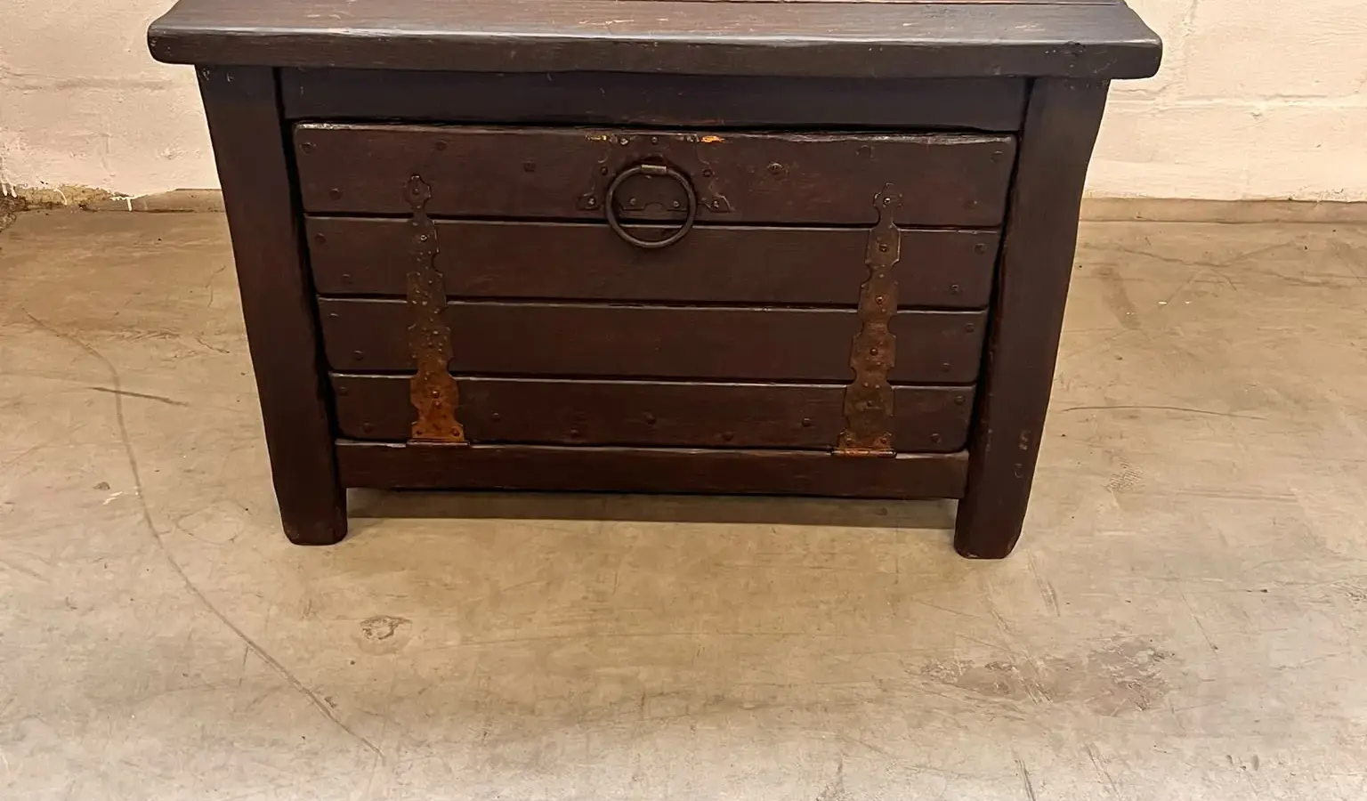 Een donkere houten kist met smeedijzeren beslag