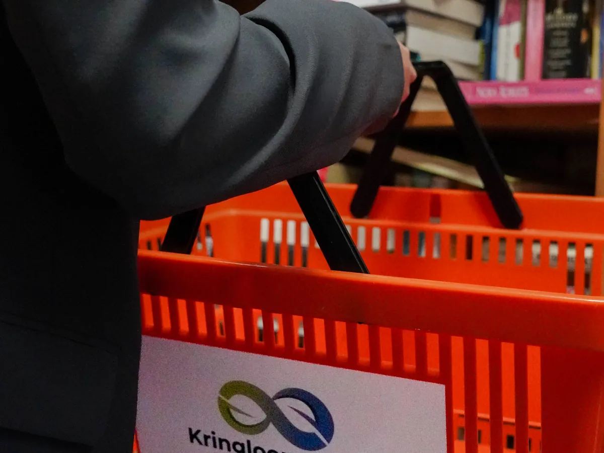 De oranje winkelmand met het logo van Kringloopwinkel Vaals